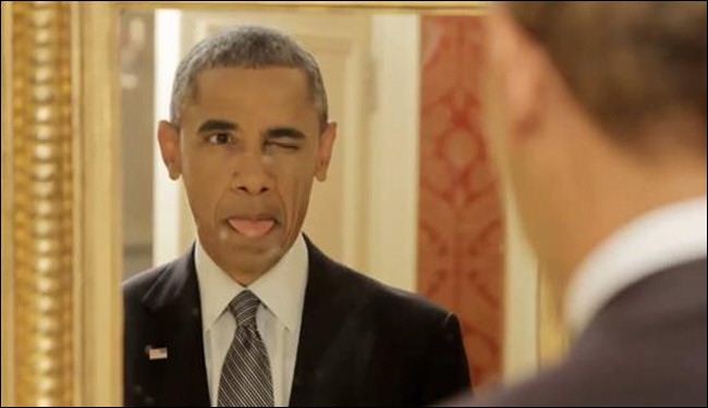 الرئيس الأمريكي أوباما يمد لسانه أمام المرآة 